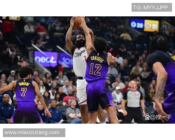 2014年骑士与快船对决回顾：经典比赛瞬间与球星表现分析