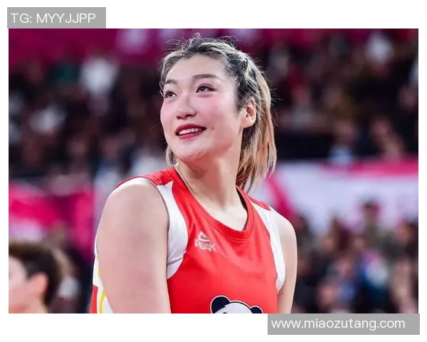 女篮明星李梦挑战成年男子篮球赛展现巾帼不让须眉的风采与实力 女篮明星李梦挑战成年男子篮球赛展现巾帼不让须眉的风采与实力