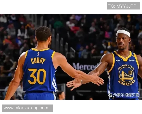 库里带领勇士战胜尼克斯全队庆祝瞬间回顾与精彩时刻分析