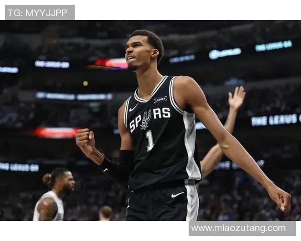 文班亚马首场比赛表现惊艳五次盖帽隔扣字母哥引发热烈讨论 文班亚马首场比赛表现惊艳五次盖帽隔扣字母哥引发热烈讨论