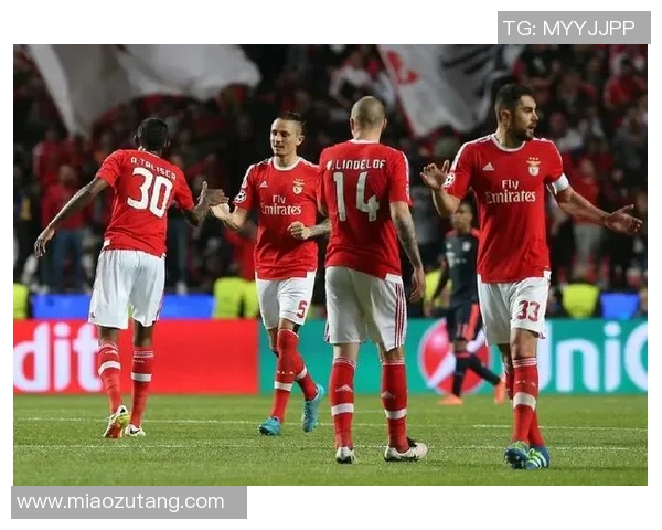 海伦芬主场迎战阿尔克马尔双方争夺联赛关键积分之战